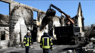 Пожежники та рятувальники розбирають завали у згорілому будинку для літніх людей