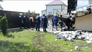 Пожежники та рятувальники розбирають завали у згорілому будинку для літніх людей