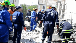Пожежники та рятувальники розбирають завали у згорілому будинку для літніх людей