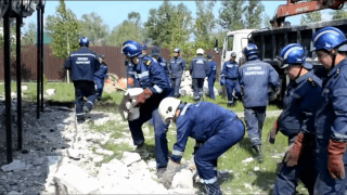 Пожежники та рятувальники розбирають завали у згорілому будинку для літніх людей