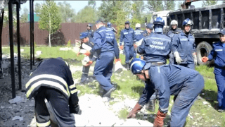Пожежники та рятувальники розбирають завали у згорілому будинку для літніх людей