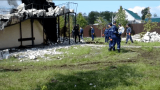 Пожежники та рятувальники розбирають завали у згорілому будинку для літніх людей