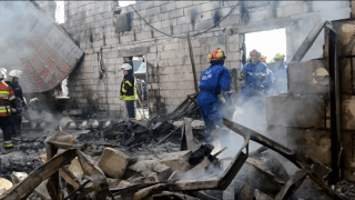 Пожежники та рятувальники розбирають завали у згорілому будинку для літніх людей