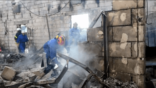 Пожежники та рятувальники розбирають завали у згорілому будинку для літніх людей