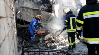 Пожежники та рятувальники розбирають завали у згорілому будинку для літніх людей