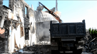 Пожежники та рятувальники розбирають завали у згорілому будинку для літніх людей