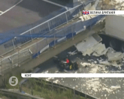 У Великій Британії на завантажену трасу впав пішохідний міст