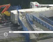 У Великій Британії на завантажену трасу впав пішохідний міст