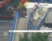 У Великій Британії на завантажену трасу впав пішохідний міст