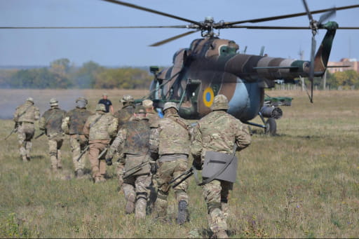 Український спецназ відпрацьовує десантування 