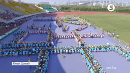 Акція у Шанхаї: тисяча людей одночасно зайнялися різьбою по кавунах