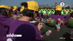 Акція у Шанхаї: тисяча людей одночасно зайнялися різьбою по кавунах