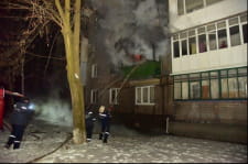 Вогнеборці врятували бабусю з палаючого будинку в Авдіївці