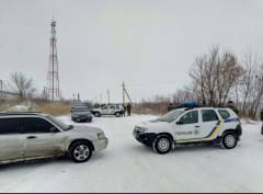 Невідомі озброєні люди у камуфляжі перекрили залізничний переїзд в Бахмуті