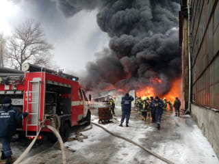 У Києві палає склад на Подолі 