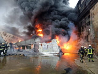 У Києві палає склад на Подолі 