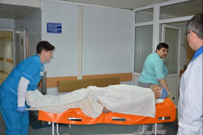 Рятувальники відвідали в лікарні важко пораненого в Авдіївці підполковника ДСНС
