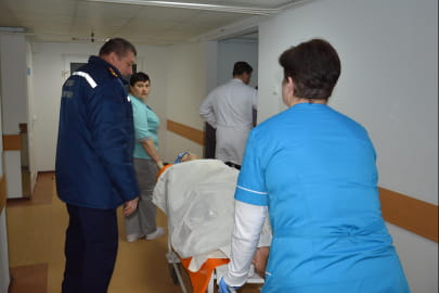 Рятувальники відвідали в лікарні важко пораненого в Авдіївці підполковника ДСНС