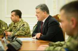 Порошенко нагороджує військових