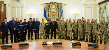 Порошенко нагороджує військових