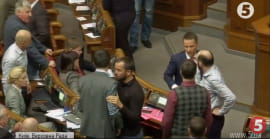 У ВР побилися нардепи Лещенко і Мельничук