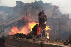 У старій Авдіївці від влучання ворожого снаряду сталася сильна пожежа