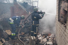 У старій Авдіївці від влучання ворожого снаряду сталася сильна пожежа