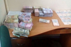 Гроші у мішках: на Черкащині СБУ викрила злочинців, які збували фальшиву валюту