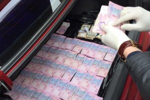 "Попався": на Луганщині на хабарі у понад 1 млн зловили начальника Держгеокадастру