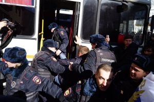 Євросоюз вимагає від РФ терміново звільнити мирних демонстрантів