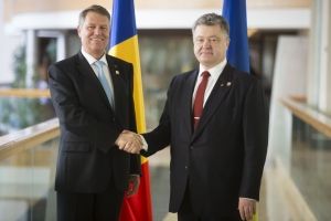 Порошенко обговорив з президентом Румунії реверс газу
