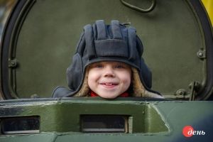 "Сімейний альбом України": Фотовиставка "Дня" вирушає до Маріуполя