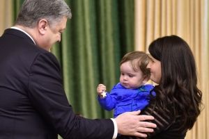Президент вручив "Золоту Зірку" дружині Героя України Андрія Кизила
