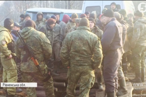 На Рівненщині мисливці на "сонячний камінь" блокували рух поліції