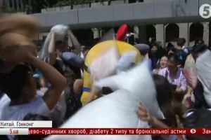У Гонконгу безліч людей у піжамах дружньо гамселили один одного подушками