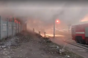 У Києві біля станції метро "Петрівка" сталася пожежа на складах – відео