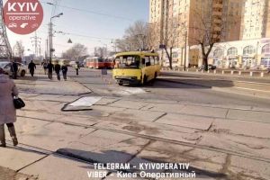 У Києві не розминулися маршрутка та трамвай, є постраждалі – фото 