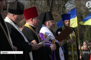 З вірою у серці: у Харкові сотні людей помолилися за перемогу над агресором