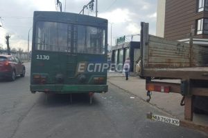 ДТП у Києві: тролейбус із пасажирами врізався у вантажівку