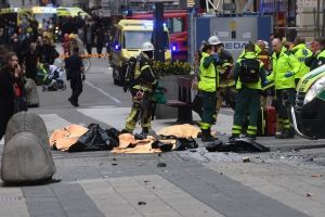 Наїзд вантажівки у натовп: У мережі з'явились перші відео зі Стокгольма