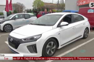 "Plug-in Ukraine": У Києві відкрилась виставка електрокарів – фоторепортаж