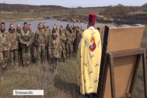 Капелан привіз для бійців АТО особливий подарунок – чому так зраділи армійці