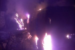 У Торецьку невідомі спалили волонтерське авто місцевого активіста – фото 