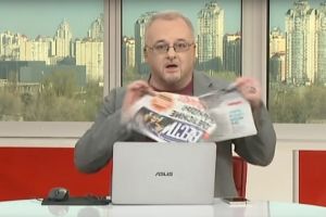 Привіт для СБУ: ведучий 5-го порвав газету 