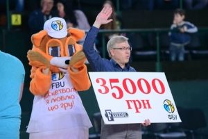 Кидок на 35 тисяч: вболівальник у перерві баскетбольного матчу отримав винагороду за влучний кидок