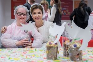 У Чистий четвер Марина Порошенко допомагала молоді з особливим потребами готувати Великодні паски