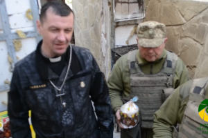 Свято на передовій: як військові капелани вітали бійців АТО в окопах