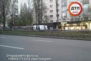 У центрі Києва автомобіль злетів з дороги і перекинувся