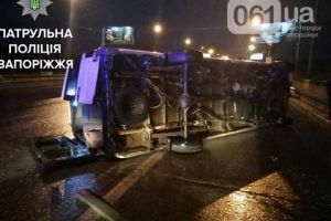 У середмісті Запоріжжя перекинувся маршрутний автобус