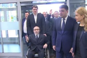 Гройсман у метро та Кернес на інвалідному візку: як пройшла поїздка прем'єр-міністра до Харкова